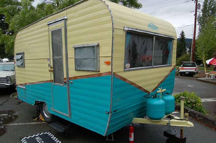 Image shows the front end of an Aladdin Vintage Trailer at the XXX Root Beer Issaquah Trailer Rally in Washington State